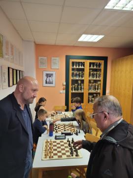 J Hall na obisku v sahovskem krozku, foto D. Skerbis (2)